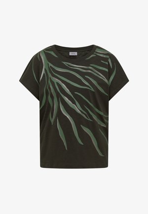 Dunkelgrünes kurzärmeliges Hemd mit rundem Ausschnitt, das auf der Vorderseite abstrakte, wellenförmige Streifenmuster in Hellgrün und Grau zeigt.