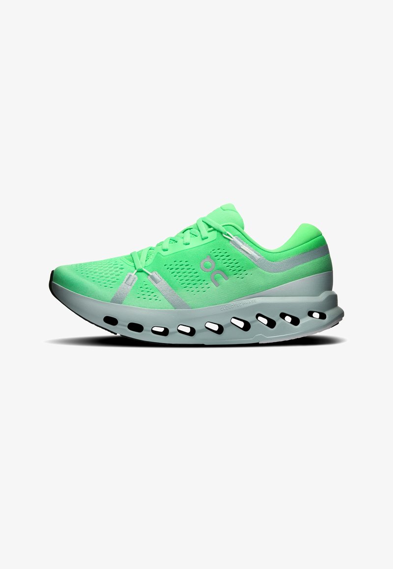 Chaussure de sport vert vif avec une semelle gris clair, aérée, comportant de grandes découpes ovales et un logo argenté sur le côté, vue de profil.