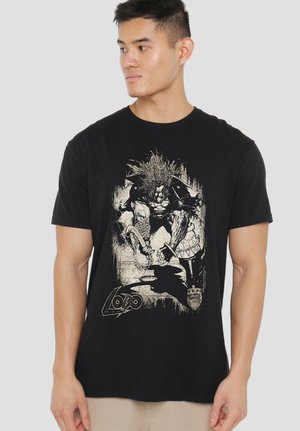 Junger Mann trägt ein schwarzes T-Shirt mit einer Grafik eines muskulösen Kriegers, der Waffen hält, und dem Wort "Lolzo" unten.