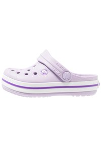 Lila Crocs-kängor med ventilationshål, vit mellansula och en lila accentrand. Inkluderar en bakrem för säker passform.