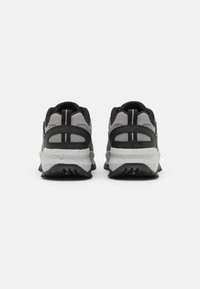 Skechers NIC TRAIL - Tenisice - charcoal/black