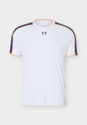 Λευκό αθλητικό πουκάμισο με κοντά μανίκια, με μπλε ναυτικό και πορτοκαλί ρίγες στους ώμους και τα μανίκια, λογότυπο Under Armour στο κέντρο κάτω από το λαιμόκοψη.