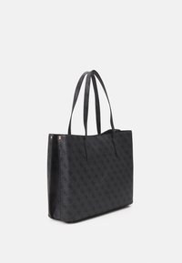 Musta kangaskassi, jossa on rakenteellinen synteettinen materiaali, jossa on geometrinen kuvio, kaksi pitkää kantohihnaa ja kultasävyisiä yksityiskohtia.