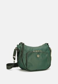 Borsa a spalla verde in finta pelle con superficie testurizzata, tasca frontale con zip e dettagli in oro. Include una tracolla regolabile.