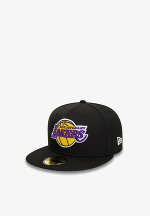 Gorra snapback negra con el logo de Los Angeles Lakers en bordado morado y amarillo. Visera plana, diseño estructurado con detalle de marca en el costado.