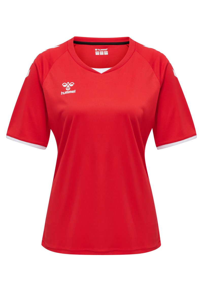 Rød sportsbluse med korte ærmer, v-halsdesign og hvide accenter på ærmerne. Har et logo på venstre frontside. Glat stofstruktur.