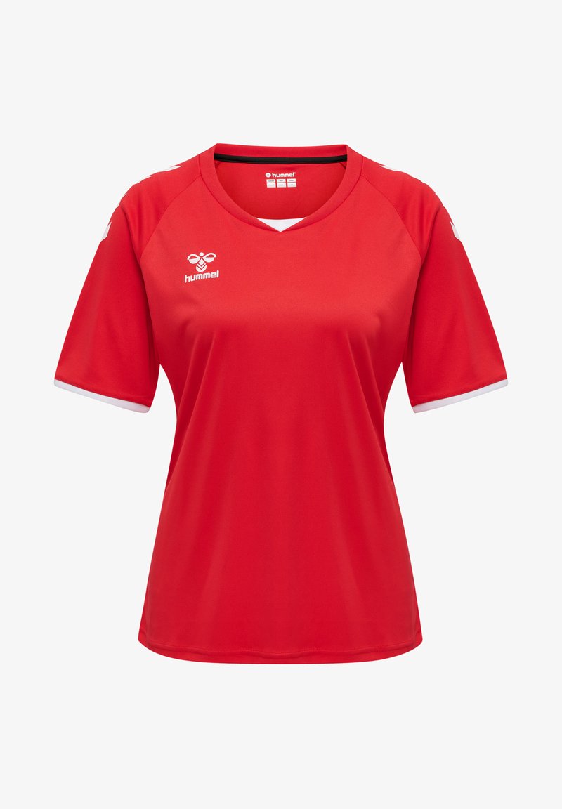 Rød sportsbluse med korte ærmer, v-halsdesign og hvide accenter på ærmerne. Har et logo på venstre frontside. Glat stofstruktur.