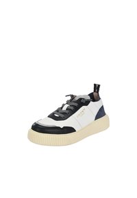 Sneaker con cappuccio in pelle nera, corpo in pelle bianca, dettagli grigi e suola in gomma crema con scanalature testurizzate e design con lacci.