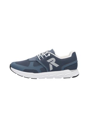 Chaussures de sport bleues avec tige en mesh, lacets blancs et semelle en caoutchouc. Présente des accents gris et un logo sur le côté.