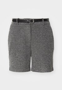 Pantaloni corti grigi in tessuto intrecciato con un motivo testurizzato, dotati di una cintura nera con una fibbia rotonda argentata e tasche frontali. Vestibilità sagomata.