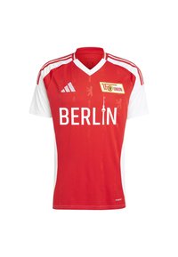 Maillot de football rouge et blanc avec un design en V, arborant le texte "BERLIN" et le logo de l'équipe. Fabriqué en tissu léger, avec un motif subtil.