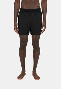 Costume da bagno neri con vita elastica, tasche laterali e un tessuto morbido e leggero. Taglio fino al ginocchio con vestibilità comoda.