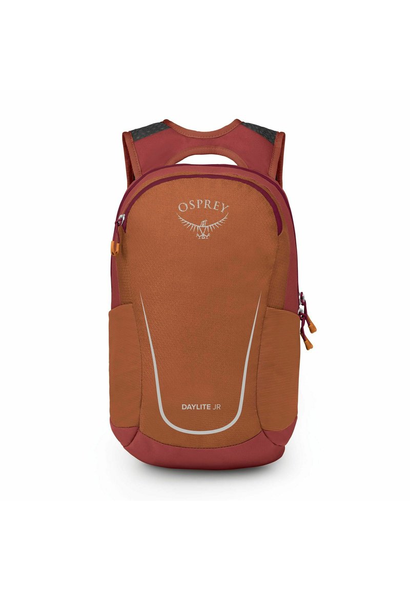 Zaino Osprey Daylite JR in arancione e bordeaux, dotato di schienale e spallacci imbottiti, compartimenti con cerniera e tessuto testurizzato.