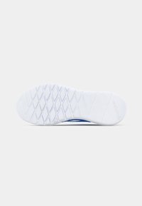 Weiße Gummisohle eines blauen Sneakers mit rautenförmigem Profilmuster und Reebok-Logo im Fersenbereich.