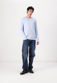 Tommy Hilfiger ESSENTIAL CREW NECK - Jumper - breezy blue