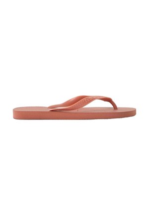Ciabatta di gomma rosa con una soletta testurizzata e sottili cinturini. Presenta un leggero tacco e una stecca per le dita liscia e arrotondata.