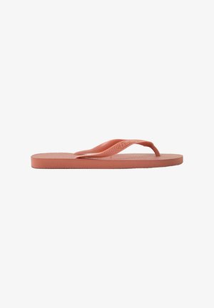 Ciabatta di gomma rosa con una soletta testurizzata e sottili cinturini. Presenta un leggero tacco e una stecca per le dita liscia e arrotondata.