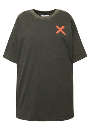 Olivenfarbendes, übergroßes T-Shirt aus Baumwolle. Rundhalsausschnitt, kurze Ärmel, mit einem orangefarbenen "X"-Grafik auf der Vorderseite. Weicher Stoff, lässige Passform.