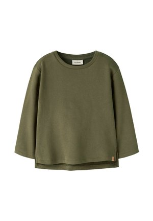 Langærmet olivengrøn crewneck-shirt med et lille sideløs ved sømmen og en stofetiket nær den nederste kant.