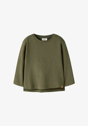 Langærmet olivengrøn crewneck-shirt med et lille sideløs ved sømmen og en stofetiket nær den nederste kant.