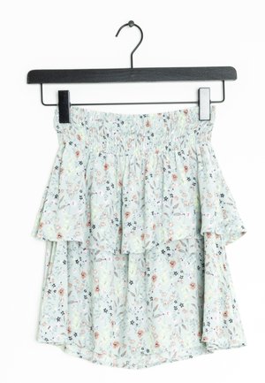 Falda con estampado floral en tela azul clara, con cintura fruncida y diseño en capas con volantes cortos.