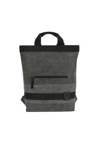 Mochila gris con cierre enrollable, hecha de un material texturizado. Presenta un bolsillo frontal con cremallera, acentos en negro en las correas y un parche de logo en la esquina inferior derecha.