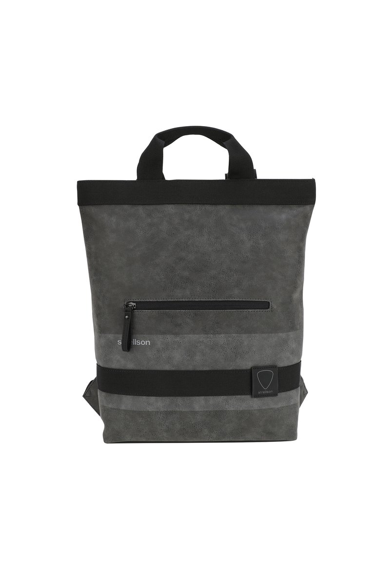 Mochila gris con cierre enrollable, hecha de un material texturizado. Presenta un bolsillo frontal con cremallera, acentos en negro en las correas y un parche de logo en la esquina inferior derecha.