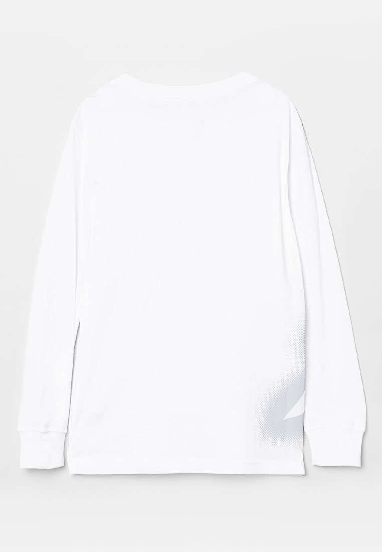 Camisa blanca de manga larga con una textura de tela suave. La vista trasera muestra un sutil patrón gráfico en gris en la esquina inferior.