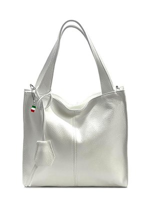 Witte leren tote bag met twee handvatten, een gladde textuur, een gebogen bovenkant, een zijvak en een hangend Italiaanse vlag charm. Ritssluiting.