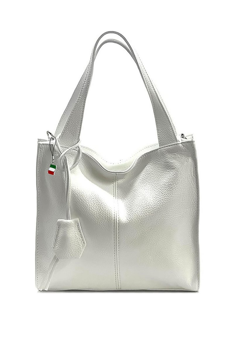 Witte leren tote bag met twee handvatten, een gladde textuur, een gebogen bovenkant, een zijvak en een hangend Italiaanse vlag charm. Ritssluiting.