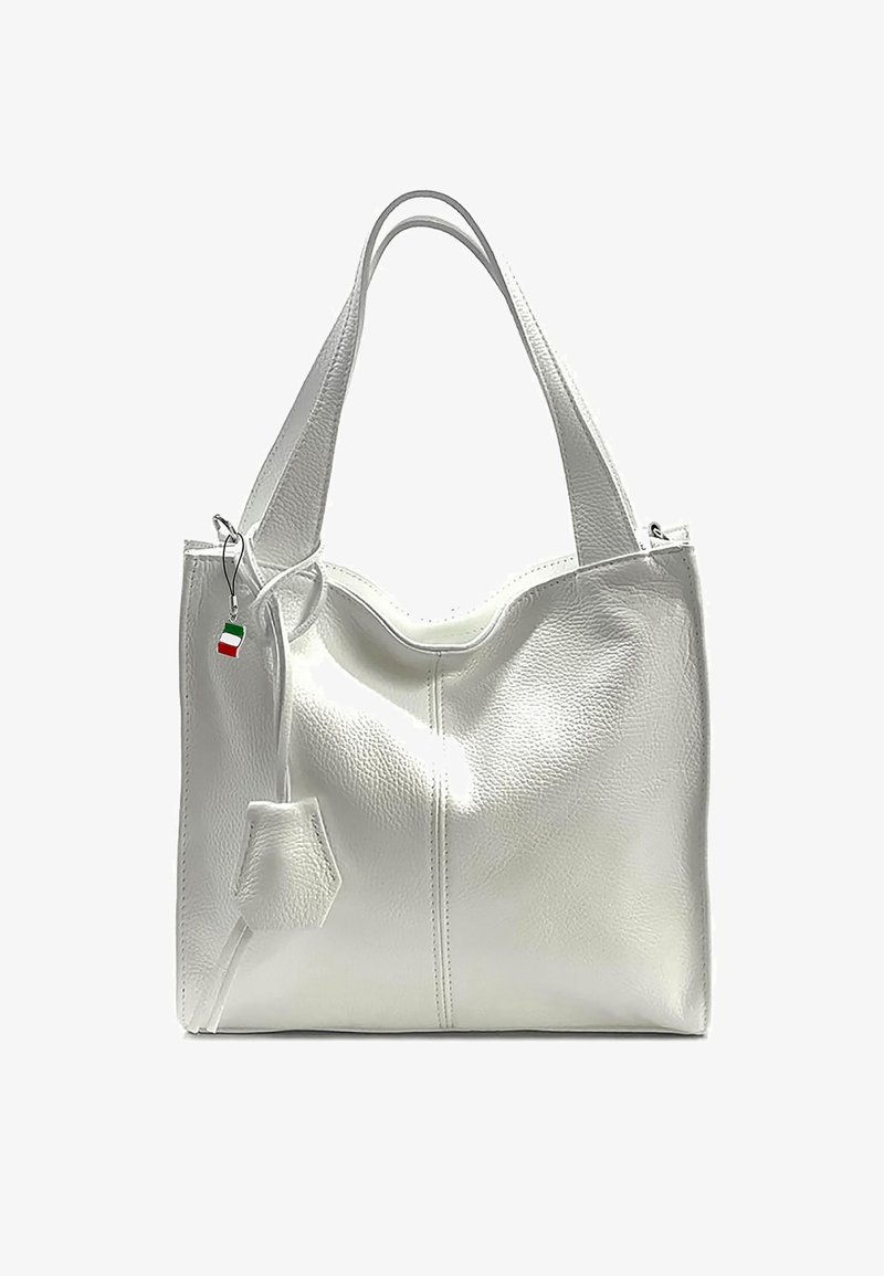 Witte leren tote bag met twee handvatten, een gladde textuur, een gebogen bovenkant, een zijvak en een hangend Italiaanse vlag charm. Ritssluiting.