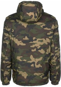 Izolowana kurtka w kamuflażu w odcieniach zieleni, brązu i beżu; posiada kaptur, elastyczne mankiety oraz gładką, błyszczącą teksturę materiału.