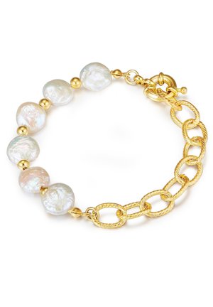 Gouden armband met onregelmatig gevormde, glanzende witte parels en gladde gouden kralen, met een gedraaid schakeldesign en een togglesluiting.