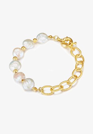 Armband in Goldton, ausgestattet mit unregelmäßig geformten, schimmernden weißen Perlen und glatten Goldperlen, mit einem Design aus gedrehten Kettengliedern und einem Toggle-Verschluss.