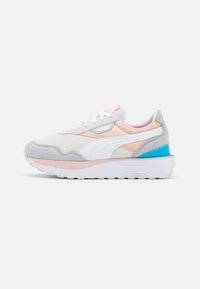 Lehká atletická sneakers s bílým síťovaným svrškem, šedými semišovými akcenty a detaily v pastelově růžové a tyrkysové barvě. Tlustá bílá podrážka.