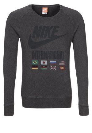 Donkergrijze Nike trui met de tekst "NIKE INTERNATIONAL" en acht internationale vlaggen onder de tekst aan de voorkant.