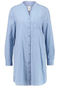Camicia a righe blu con bottoni, maniche lunghe, colletto alla coreana, taschino sul petto e una texture morbida.