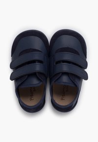 Námořnické modré dětské boty se dvěma suchými zipy, vyrobené z hladké kůže a měkké semišové látky, s kulatou špičkou a polstrovanou stélkou.