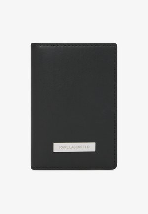 Černá kožená bifold peněženka s čistým švem a malou obdélníkovou kovovou destičkou s vyrytým názvem "Karl Lagerfeld".