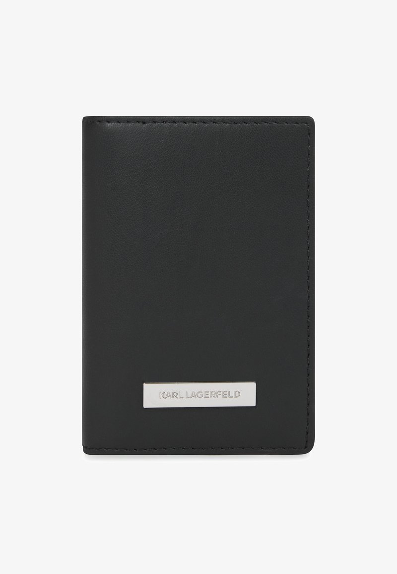 Melnas ādas bifolda maciņš ar gludām šuvēm un mazu taisnstūra metāla plāksni ar iegravētu uzrakstu "Karl Lagerfeld".
