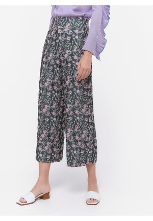 Floral wijde broek in donkergroen met roze en witte bloemen. Lichte stof, cropped lengte en een hoog taille ontwerp.