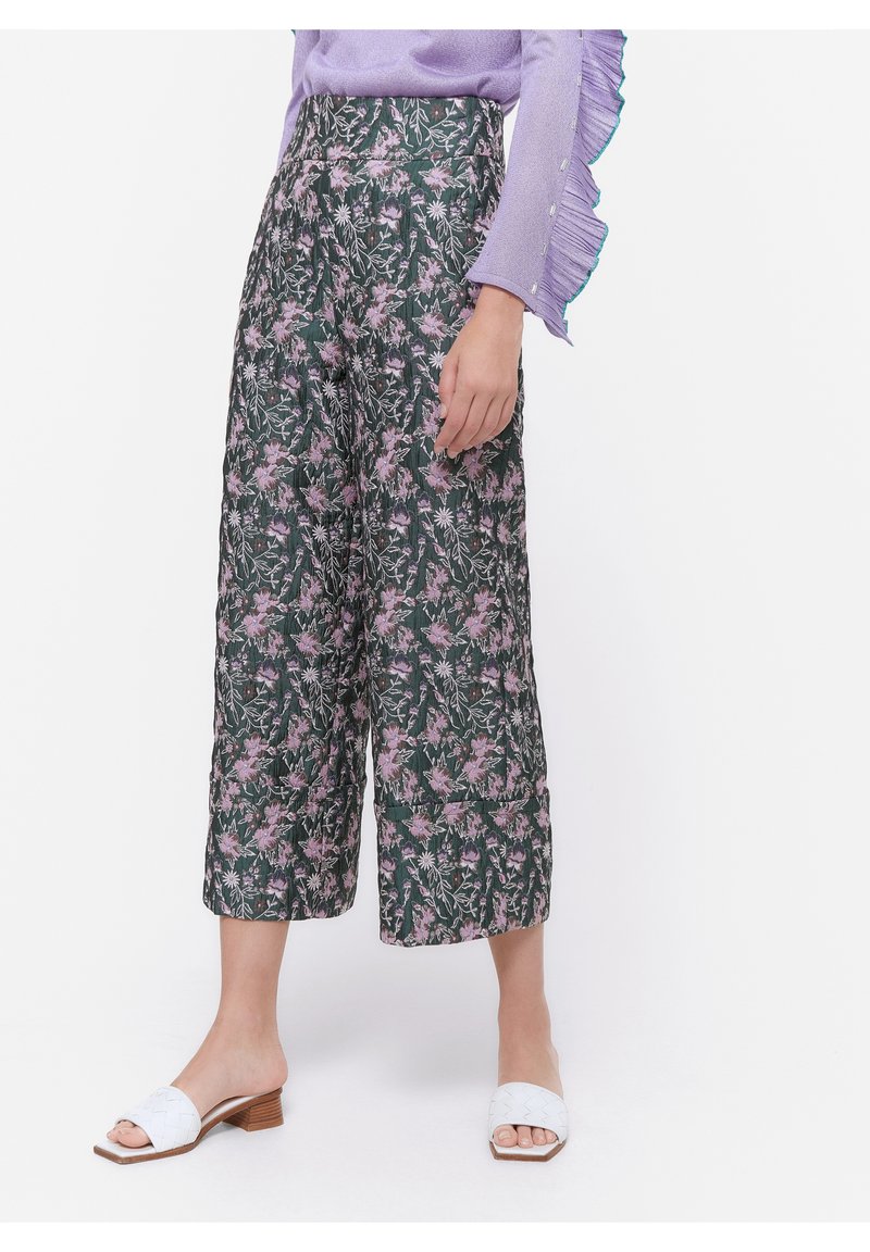 Blommiga vida byxor i mörkgrön färg med rosa och vita blommor. Lättviktsmaterial, kort längd och hög midja.