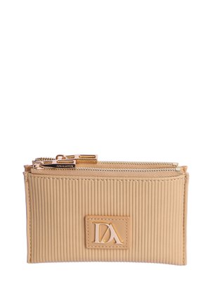 Cartera beige texturizada con doble cremallera dorada y un parche frontal con las iniciales "DA" en relieve.