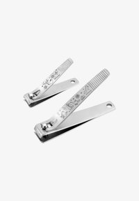 Deux coupe-ongles en acier inoxydable avec des icônes Disney gravées et des lignes de prise sur les poignées, de tailles variées, isolés sur fond blanc.