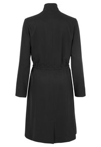 Cappotto lungo nero con collo alto, vita elasticizzata e maniche lunghe. Tessuto liscio e design posteriore diritto con una cucitura centrale.