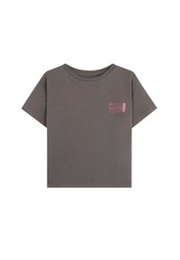 Camiseta corta de manga en gris oscuro, fabricada con una tela suave, que presenta un pequeño gráfico rosa en la parte izquierda del pecho. Tiene un corte boxy y cuello redondo.