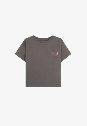 Donkergrijze short-sleeve t-shirt van zacht materiaal met een kleine roze grafiek op de linker borst. Boxy vorm, ronde hals.