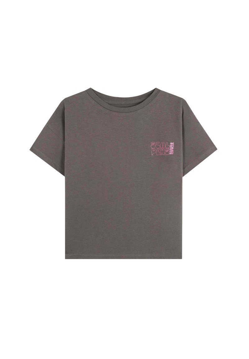 Camiseta corta de manga en gris oscuro, fabricada con una tela suave, que presenta un pequeño gráfico rosa en la parte izquierda del pecho. Tiene un corte boxy y cuello redondo.