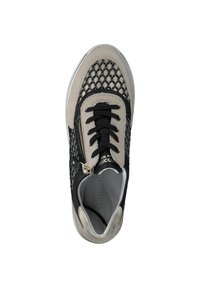 Sneaker nero e beige con una tomaia in mesh testurizzato, chiusura con lacci e una cerniera laterale. Presenta una suola chiara e un interno imbottito.