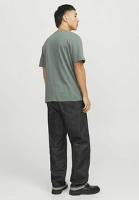 Jack & Jones PREMIUM RUNDHALS - Marškinėliai su spaudiniu - agave green